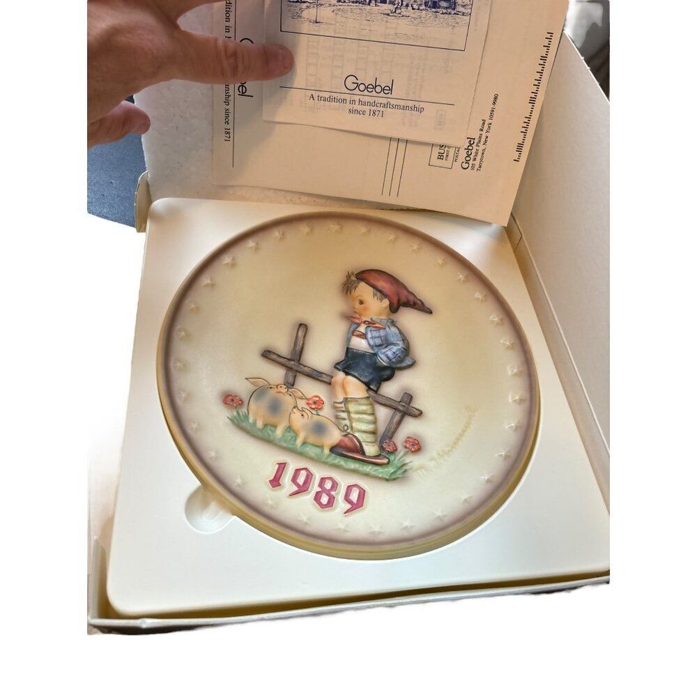 M.J. Hummel Annual Plate 1989 In Bas-Relief By Goebel